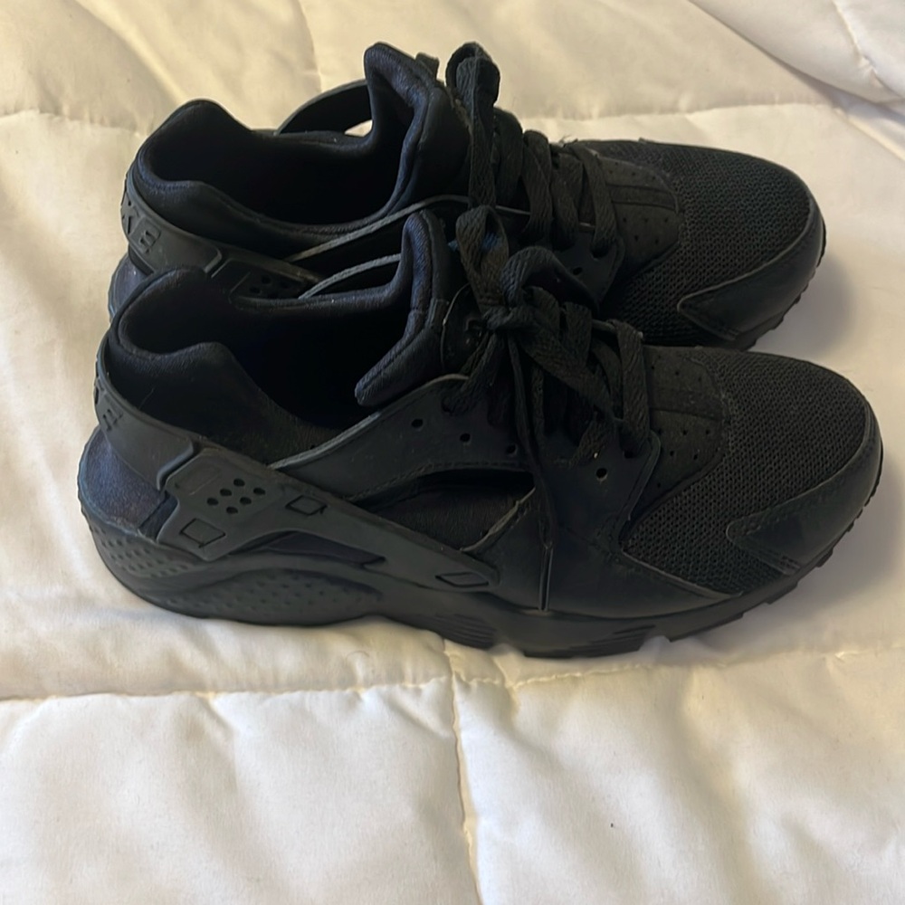 Nike Hiarache all Black size 7